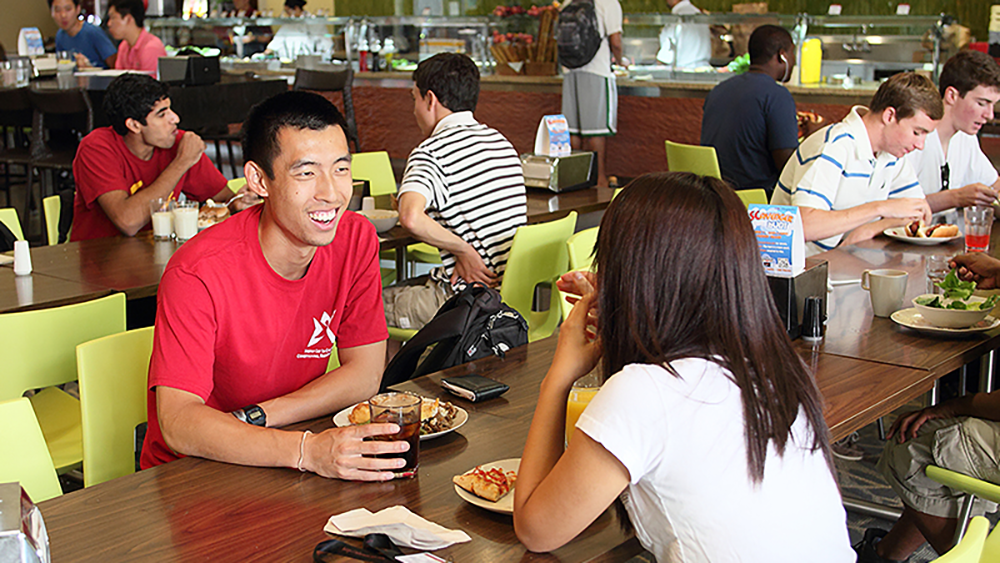 USC students enjoying a meal together at Everybody's Kitchen